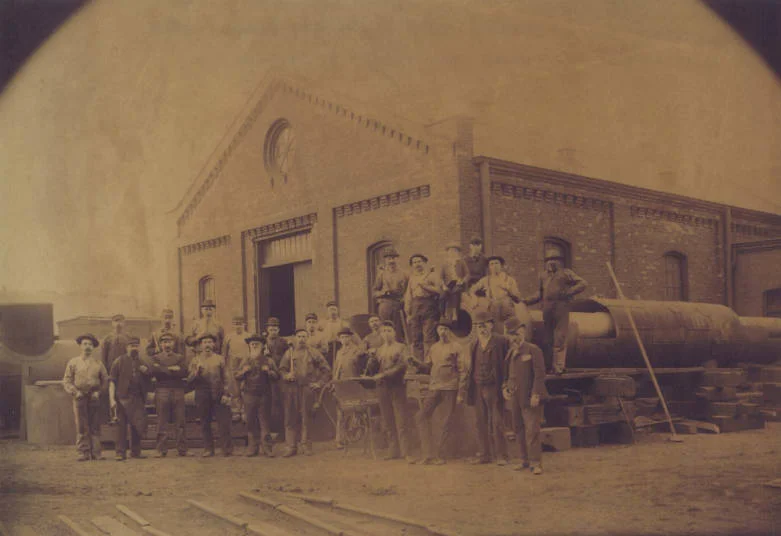 Trabajadores de Illinois Steel frente al molino de Bay View en 1886.