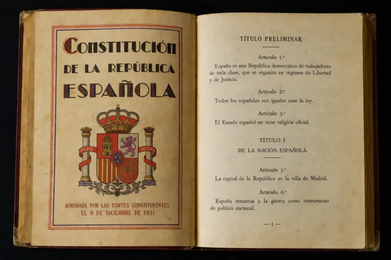 Constitución española de 1931 abierta mostrando portada y primeros artículos en un libro antiguo (imagen generada por IA)